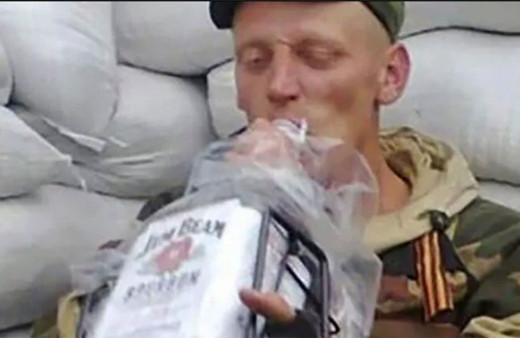 Rus ordusuna 'son darbe'! Siviller zehirli kek yedirip alkol içirerek durdurdular! Dünya bu haberi konuşuyor....