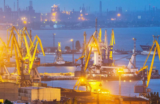 Ukrayna'nın Mariupol kentinde limanda demirli bir gemi vuruldu