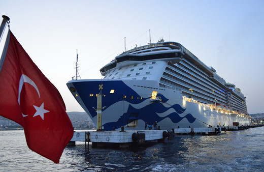 Dünyanın en büyüklerinden biri! Yüzen şehir Aydın Kuşadası'na yanaştı