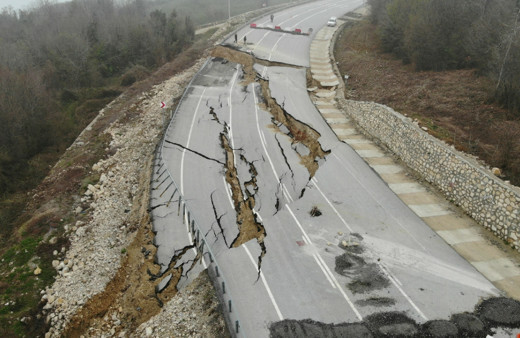 Karadeniz'i İstanbul'a bağlayan yol kağıt gibi yırtıldı! Çökmeler devam ediyor