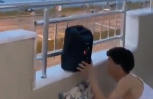 'Tık' için büyük kepazelik! Hoparlörle vaktinden önce ezan dinletip oruç bozdurdu