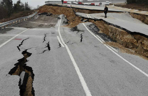 Karadeniz'i İstanbul'a bağlayan yol deprem gibi yarıldı dehşet görüntüler