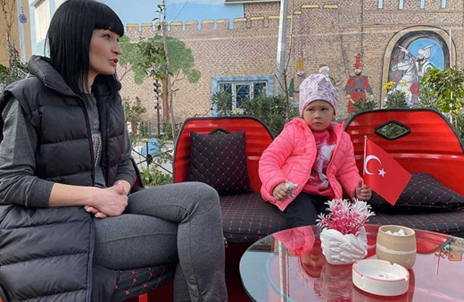 Ukrayna'ya dönemeyen turist ailelere mahalleli sahip çıktı