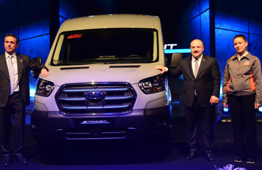 Türkiye'nin ilk elektrikli ticari aracı Bakan Mustafa Varank'ın katılımıyla hattan indi