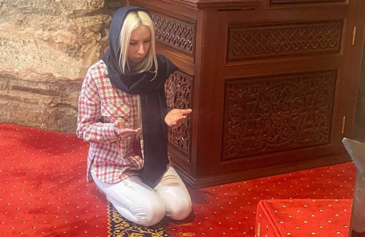 Ezan sesinden etkilenen Ukraynalı kadın Müslüman oldu içimde bir şeyin titrediğini hissettim
