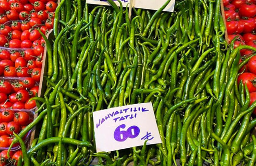 Biberin fiyat etiketini görenin beti benzi atıyor artık kilo yerine taneyle biber alınıyor