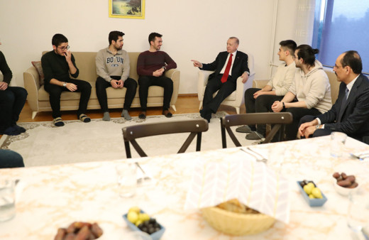 Cumhurbaşkanı Erdoğan iftarda öğrenci evine misafir oldu