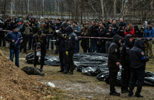 Ukrayna Buça'da toplu mezardaki cansız bedenler çıkartıldı