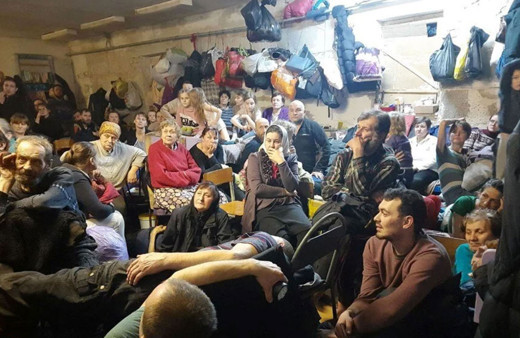 135 kişi 65 metrekarede ölen insanlarla birlikte bir ay boyunca bodrumda yaşadılar!