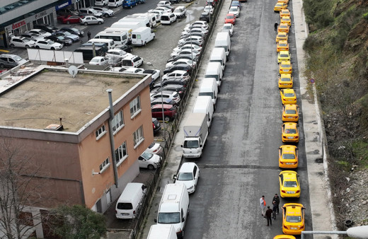İstanbul'da taksiye zam geldi taksiciler güncellemek için kuyruk oluşturdu