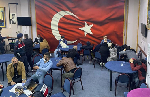 İzmir'de 4 yılda kumar oynatmaktan 50 kez mühürlenen dernek binasında 160 kişi kumarda basıldı!