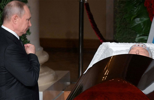 Rusya lideri Putin'den Jirinovski'nin cenazesinde nükleer silahlı gözdağı! O çantanın sırrı ne?