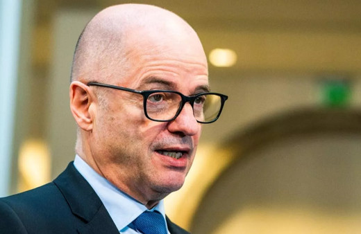 49 yaş küçük lise öğrencisiyle yasak aşk skandalı patladı! İstifa etmek zorunda kaldı