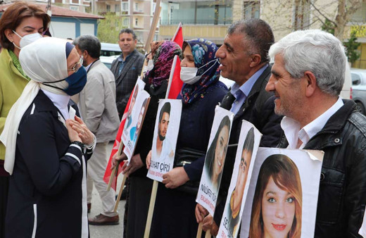 AK Parti İstanbul Milletvekili Ravza Kavakcı Kan, Diyarbakır annelerini ziyaret etti