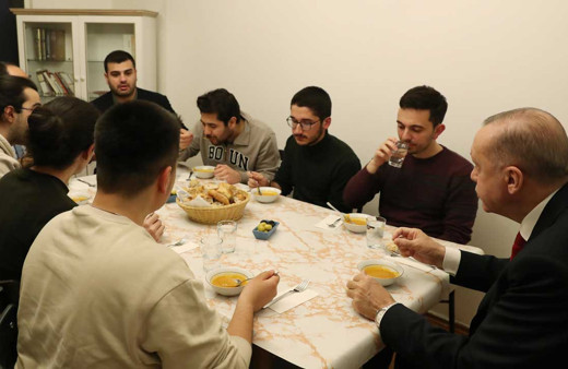 Cumhurbaşkanı Erdoğan'ın misafir olduğu öğrenci evindeki iftarda neler konuşuldu?