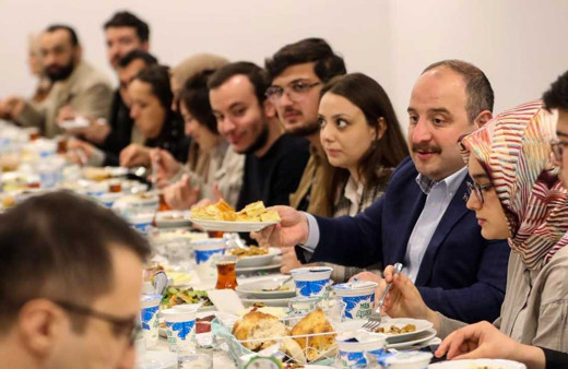 Bakan Mustafa Varank’tan Çamlıca’da gençlerle sürpriz buluşma