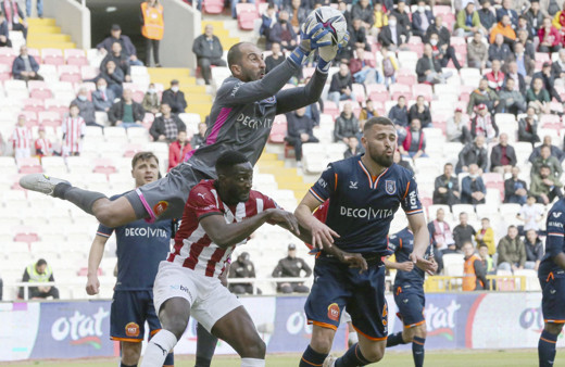 Başakşehir konuk olduğu Sivasspor'u net skorla geçti