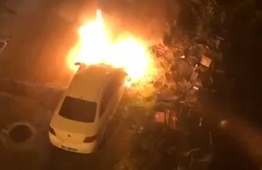 Park halindeki otomobil alev topuna döndü