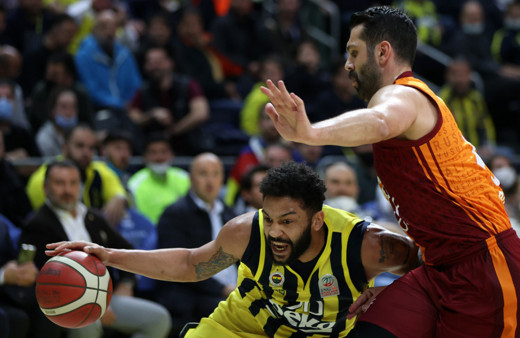 Basketbol derbisinde Galatasaray konuk olduğu Fenerbahçe'yi devirdi