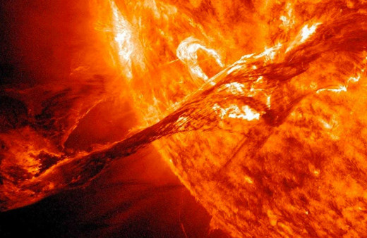 Büyük bir güneş patlaması dünyaya yaklaşıyor elektrik ve interneti etkileyecek deniyor