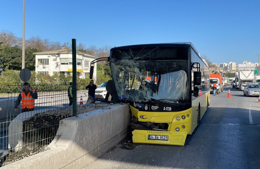 Avcılar gişelerinde İETT otobüsü beton bariyere saplandı