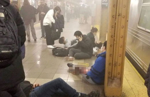 New York metrosuna silahlı saldırı! Önüne geleni vurdu 10'dan fazla kişi yaralandı