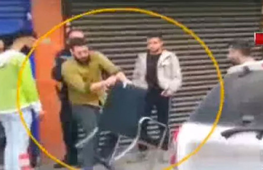 Bağcılar'da dükkan sahibi Suriyeli yoldan geçenleri tehdit etti: Erkek olan gelsin