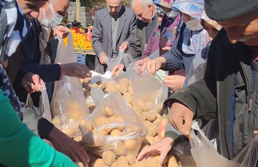 Belediye pazara tezgah açtı vatandaş koştu: Tayyip yapmıyor, bu zamları pazarcılar marketçiler yapıyor
