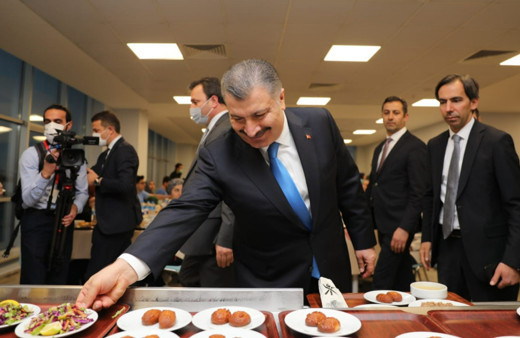 Bakan Koca sağlık çalışanlarıyla iftar yaptı