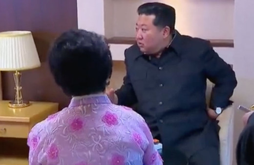 Kuzey Kore lideri Kim Joung-un'dan 'Pembeli Kadın'a çok lüks hediye! El ele ezdiler