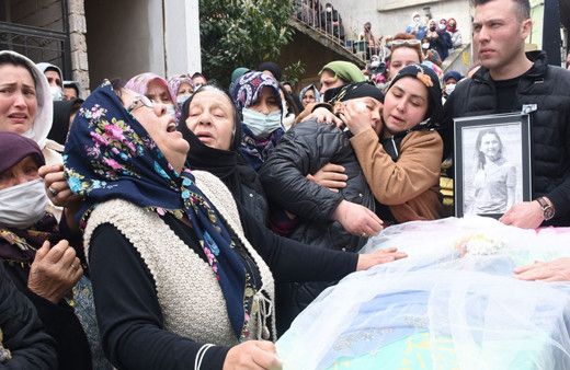 Tabutunun üzerine duvak örttüler! Gözyaşları sel oldu