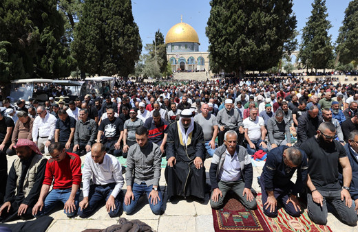 İsrail polisinin sabah baskın düzenlediği Mescid-i Aksa'da 60 bin kişi cuma namazı kıldı