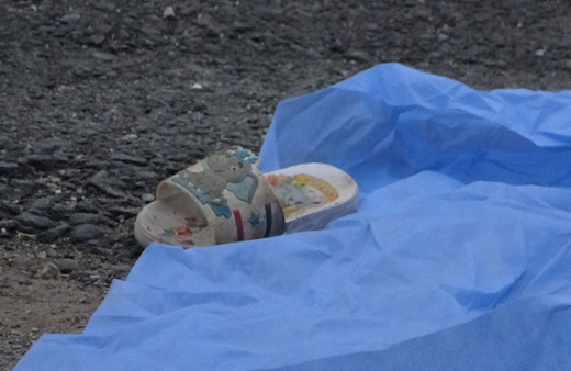 Kardeşleri ile çöp atmaya gitti, 2 yaşındaki çocuk oyun oynadığı kamyonun altında can verdi