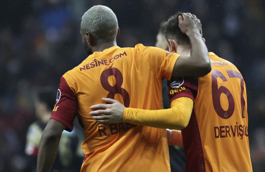 Galatasaray konuk ettiği Yeni Malatyaspor'u ikinci yarıda bulduğu gollerle 2-0 yendi
