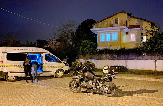 Ev arkadaşını başına çekiçle vura vura çekiçle öldürdü