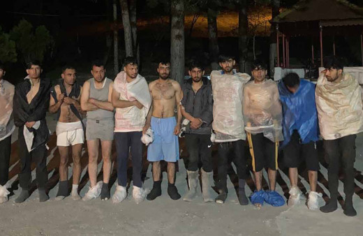 Yunanistan 84 göçmenin kıyafetlerini ve değerli eşyalarını alıp yine sınıra bıraktı