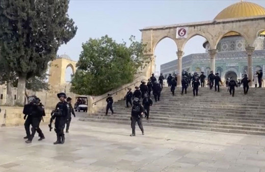 İsrail polisinden bir tahrik daha! Mescid-i Aksa'yı bastılar