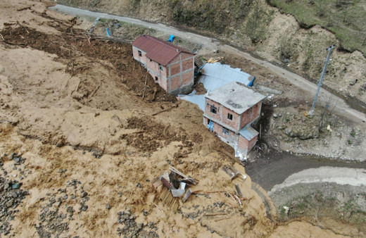Trabzon'da felaket! Heyelan dere yatağındaki beş binayı yuttu