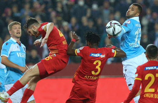 Kayserispor'u tek golle geçen Trabzonspor avantajı kaptı