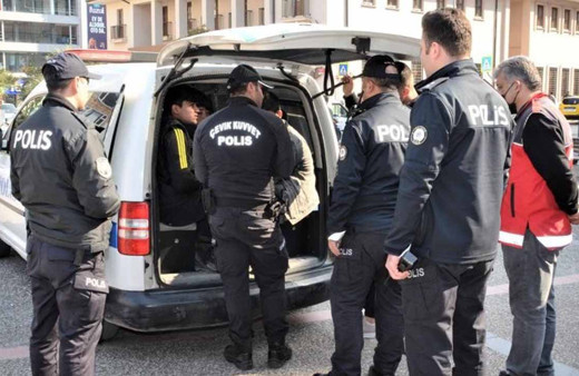 Büyükçekmece'de 'dur' ikazına uymayan araçta 13 kaçak göçmen yakalandı!