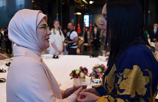 Dünyaca ünlü sanatçı Cumhurbaşkanlığı Külliyesi'nde Emine Erdoğan konuştu gözyaşları aktı