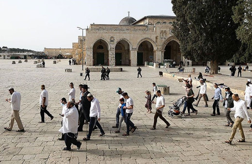 Fanatik Yahudiler, İsrail polisi koruması eşliğinde Mescid-i Aksa'ya baskın düzenledi