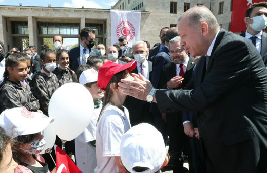 Cumhurbaşkanı Erdoğan'ın küçük kızla sohbeti gülümsetti