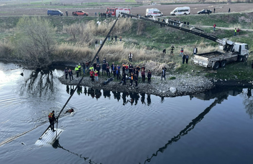 Kayseri'de feci kaza! Irmağa uçan araçtan karı kocanın cansız bedeni çıktı