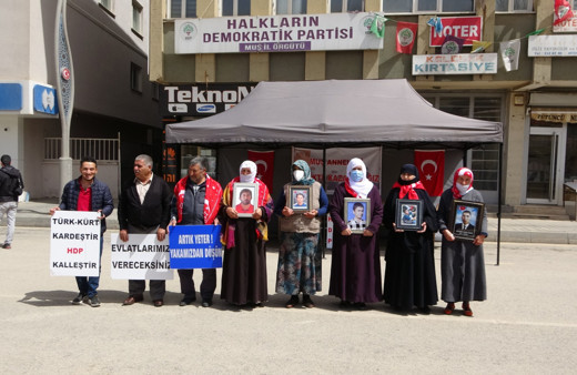 Muş'ta evlat nöbetine bir aile daha katıldı! 'HDP’nin kapatılmasını istiyoruz' deyip seslendiler