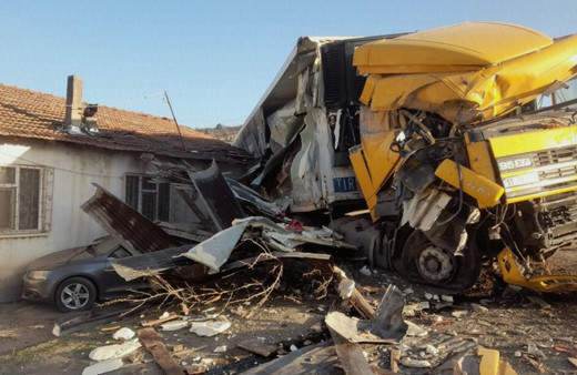Kastamonu'da yoldan çıkan kamyon eve girdi! Faciadan dönüldü