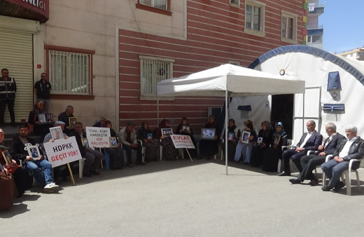 Evlat nöbetindeki acılı baba seslendi: Staj yaptığı sırada HDP ve terör örgütü üyeleri kandırdı