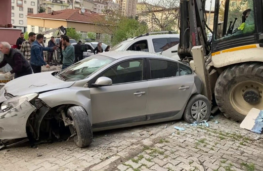İstanbul Ümraniye'de iş makinesi yokuş aşağı kaydı! Ortalık savaş alanına döndü