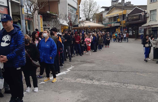 Büyükada'da elektrikli araç kuyruğu metrelerce sürdü