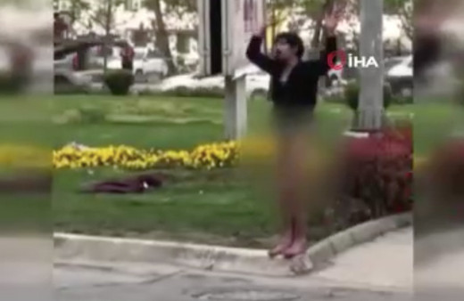 Gündüz vakti kalabalık caddede belden aşağısı çıplak dolaştı görenler şaşkına döndü